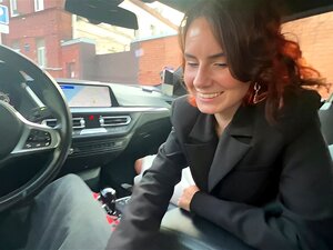 Ein schneller Blowjob von einer Schönheit im Auto nach einer