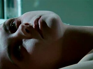 Promi Christina Ricci zeigt ihre großen nackten Brüste und ihren