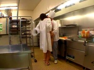 Mit dieser beuretten Kellnerin ist alles in Ordnung, den Fuß des