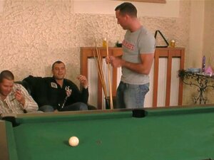 Gangbanged schoonheid speelt kinky seksspel. Babe wordt gangbangd