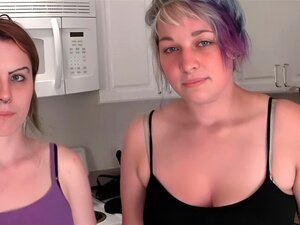 Kinky Teenager-Lesbe leckt heiße Titten in einer Pissing-Szene