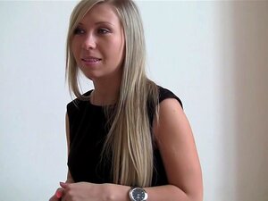 Nastie in einer Dreier-Pornoszene mit Hardcore-Sex in einem