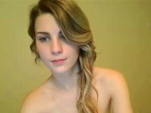 Kleintittige süße Cam-Girl live vor der Webcam