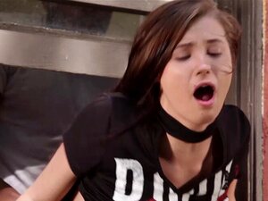 Spionerende schat kapotgemaakt door een nieuwe zwarte buurvrouw met