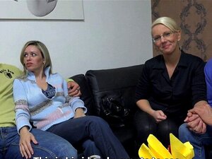 Blonde Ehefrau betrügt ihren Mann. Zwei Typen tauschen die Frauen