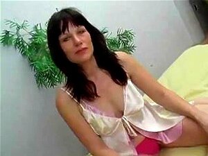 Hausfrau hat ihre Sex-Aids in der Küche von snahbrandy,