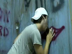 Schwuler Hardcore-Gloryhole-Sexporno und dreckige schwule Handjobs 18