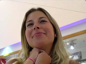 PublicAgent Unschuldige Blondine fickt auf dem Parkplatz