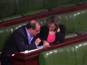 Sie berührt ihre Fotze, wenn sie mit einm Mann spricht. Sie berührt