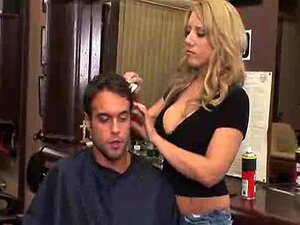 Großtittige Friseurin schneidet nicht nur Haare