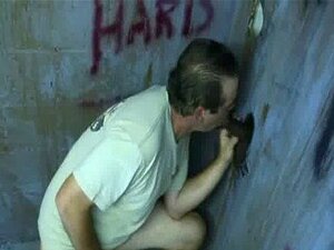 Schwuler Hardcore-Gloryhole-Sexporno und dreckige schwule Handjobs 21