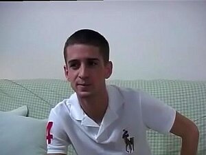Garçon tombant nu gay, j'ai demandé s'il aimait se branler avec de