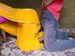 Frau trug Kurkuma-Saree.  Ehemann fickt viel.