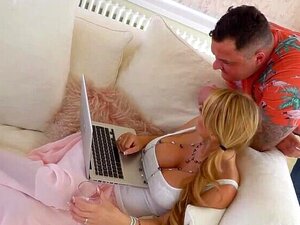 Gelangweilte Ehefrau Stacey Saran reitet den großen, adrigen Schwanz