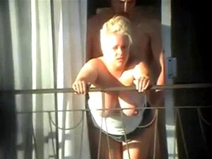 Sex und Balkon Voyeur wird erwischt. Sex und Balkon Voyeur werden beim