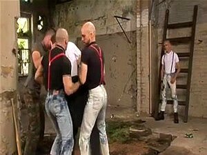 Un figo succhia con lussuria il grosso cazzo del suo amante, questi