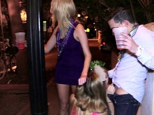 Amici sexy scopano al mardi gras