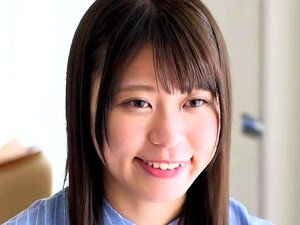 La riccia bionda sexy registra la masturbazione solitaria con dildo di