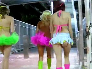Erstmalige Bffs werden wild auf der Straße mit den Typen, mit denen