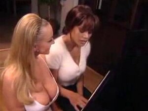 Danni Ashe mangia e si infila le dita nella figa su un pianoforte.