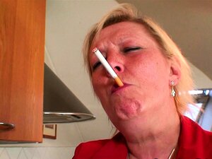 Два радника деле веома стару баку