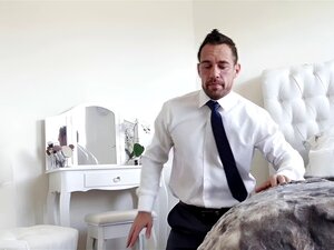Alexa wird mit angelegter Leine ins Schlafzimmer geführt und ist