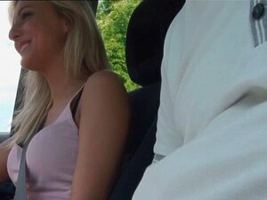 Schau zu, wie dieser tschechische Skank schön auf Typen abhüpft.