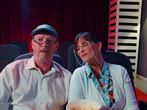 Kinozeit und Süße Athena Faris stöhnten während des Films,