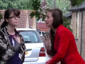 La milf britannica attira la santa ragazza a casa per divertimento