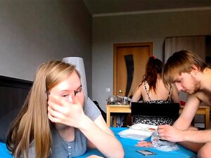 Söt amatörwebb-söt tjej leker med fitta på webbkamera