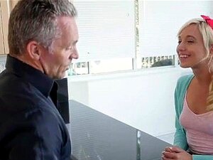 Super süße Babysitterin fickt für Geld