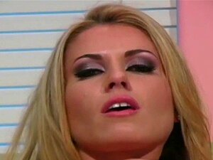 Heißer Engel wölbt sich in ausgefallenen Strumpfhosen. Bubble Butt