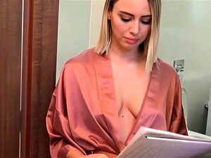 DEBT4k. Blondine geniet ongeplande seks met aanhoudende incassobureau