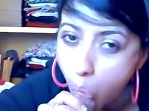 Tummatukkainen tyttöystävä imee poikaystävänsä kyrpää POV:ssä