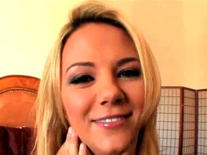 Sexy blonde Süße im Bikini macht sich bereit. Sexy blonde Süßen im
