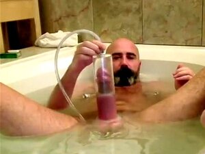 Krullende stiefvader pompt en komt klaar in de wasruimte, Hirsute