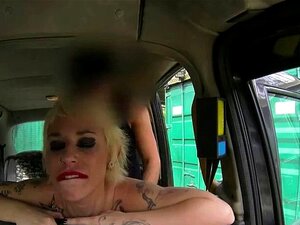 Busige spanische Babe wird im britischen Fake-Taxi gefickt. Die blonde