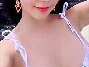 Mädchen im Bikini am Meer