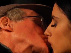 70-jähriger Stiefvater hat ein blindes Date und fickt ein heißes,