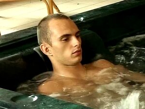 Vruća plavuša u jacuzziju