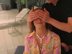 Brünette tschechische Babe bläst und wird dann von Bürokollegen DP