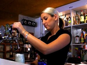 Erlebe die wilde Seite des Outdoor-Ficks. Diese schöne Schlampe ist