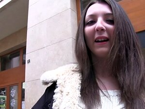 Typ schnappte sich eine ungarische Amateur-Babe in der Öffentlichkeit