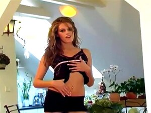 Klara reizt in durchsichtiger Unterwäsche und Lederstiefeln