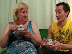 Una nonna enorme viene scopata