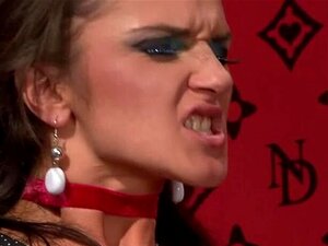 Kypsä mimmi saa pillunsa käsittelyyn. Kiimainen kypsä lesbo saa