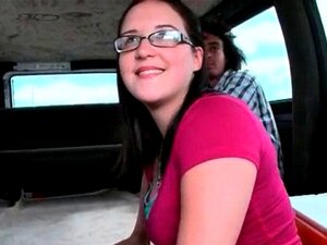 Süße mit Brille fickt riesigen Schwanz in POV. POV-Amateur mit