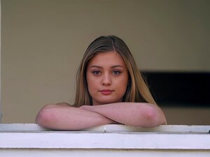 Tiefer. Die wunderschöne Amber Moore kann einem Mann in Uniform nicht