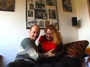 Schüchterne, busty Amateurfreundin mit einem riesigen Sextoy