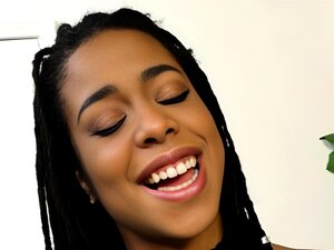 HJ kleine Brüste Ebenholz wichst POV Schwanz